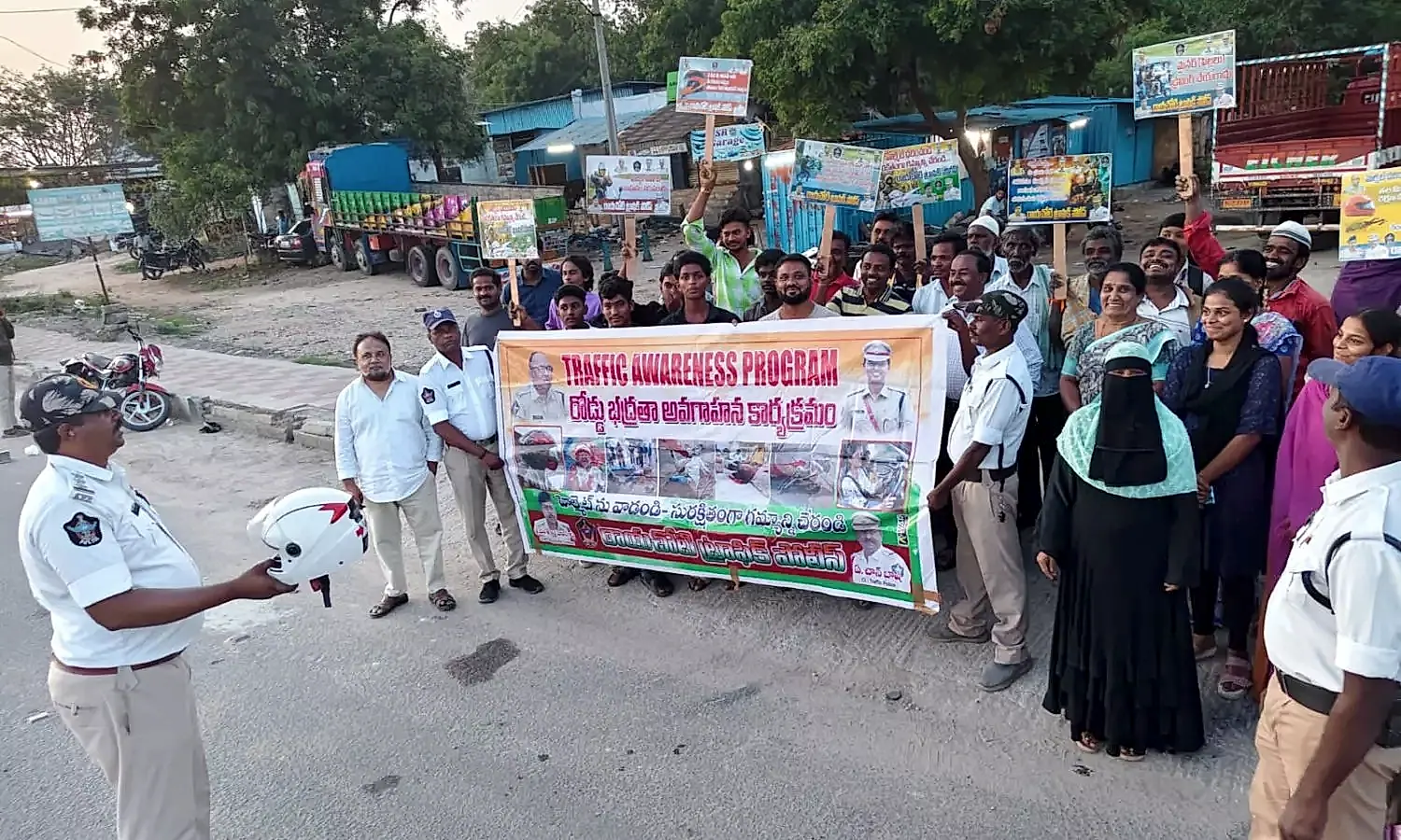 రోడ్డు భద్రతపై మదనపల్లె ట్రాఫిక్ పోలీసుల అవగాహన కార్యక్రమం