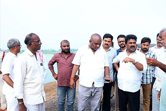 ముంపు ప్రాంతాల్లో ప్రజల సమస్యలు తెలుసుకున్న MLA కూని రవికుమార్