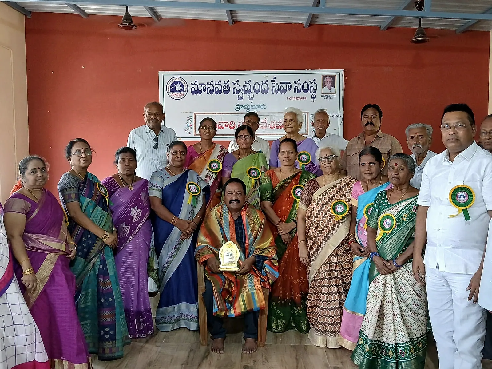 మున్సిపల్ కమిషనర్ తూతిక శ్రీనివాస విశ్వనాథ్కు మానవతా సంస్థ ఘన సన్మానం