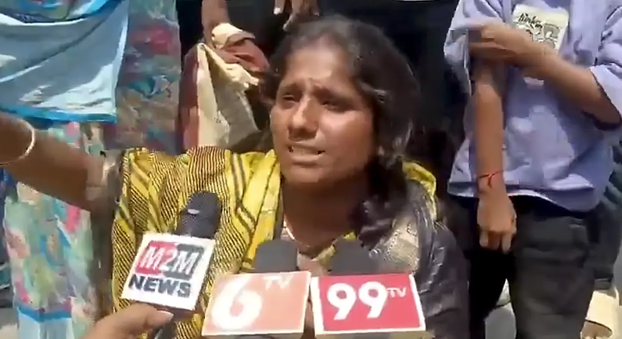 ఫ్రీ బస్సు ఎక్కుతుంటే డ్రైవర్ అసభ్య ప్రవర్తన..