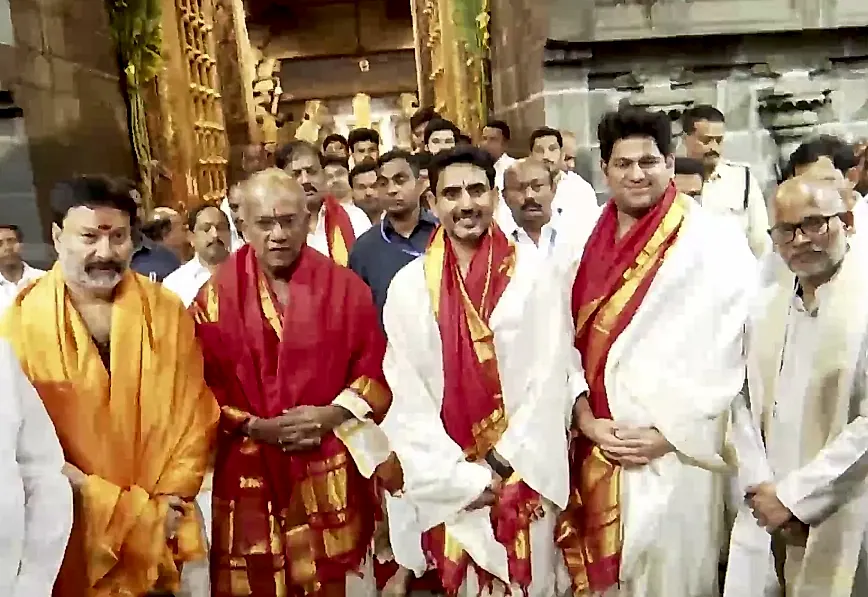 తిరుమల శ్రీవారిని దర్శించిన సింగపూర్ మంత్రి కె. షణ్ముగం, నారా లోకేష్
