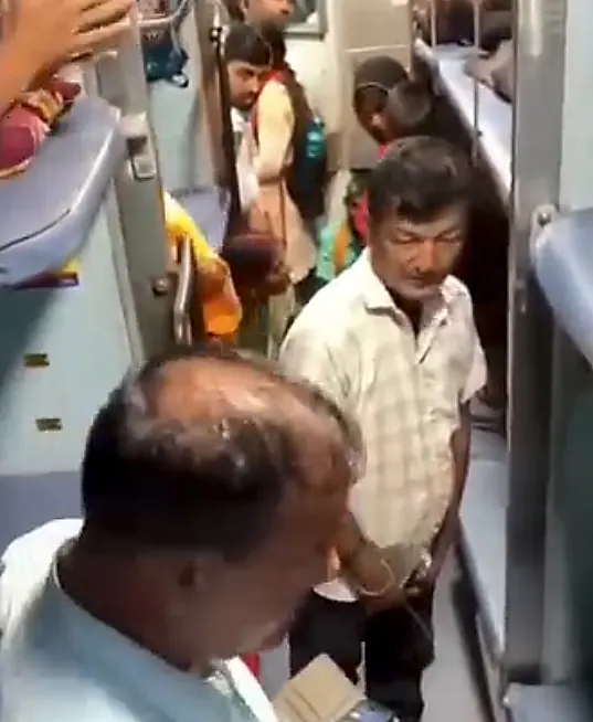 రైలులో బహిరంగ మూత్ర విసర్జన కలకలం.. ప్రయాణికుల ఆగ్రహం
