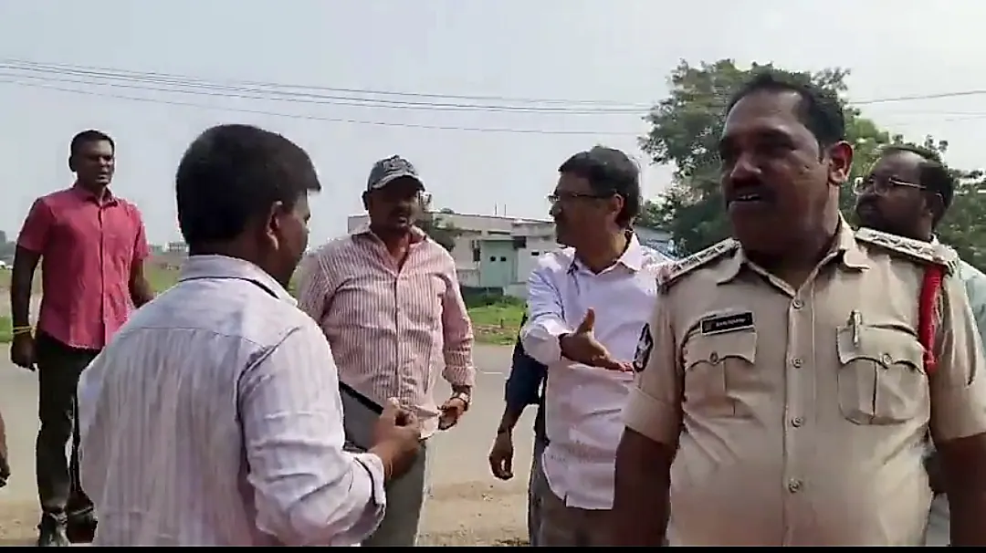 విజయ పాల డైరీ వద్ద ఉద్రిక్తత, నామినేషన్ల ప్రక్రియ వాయిదా