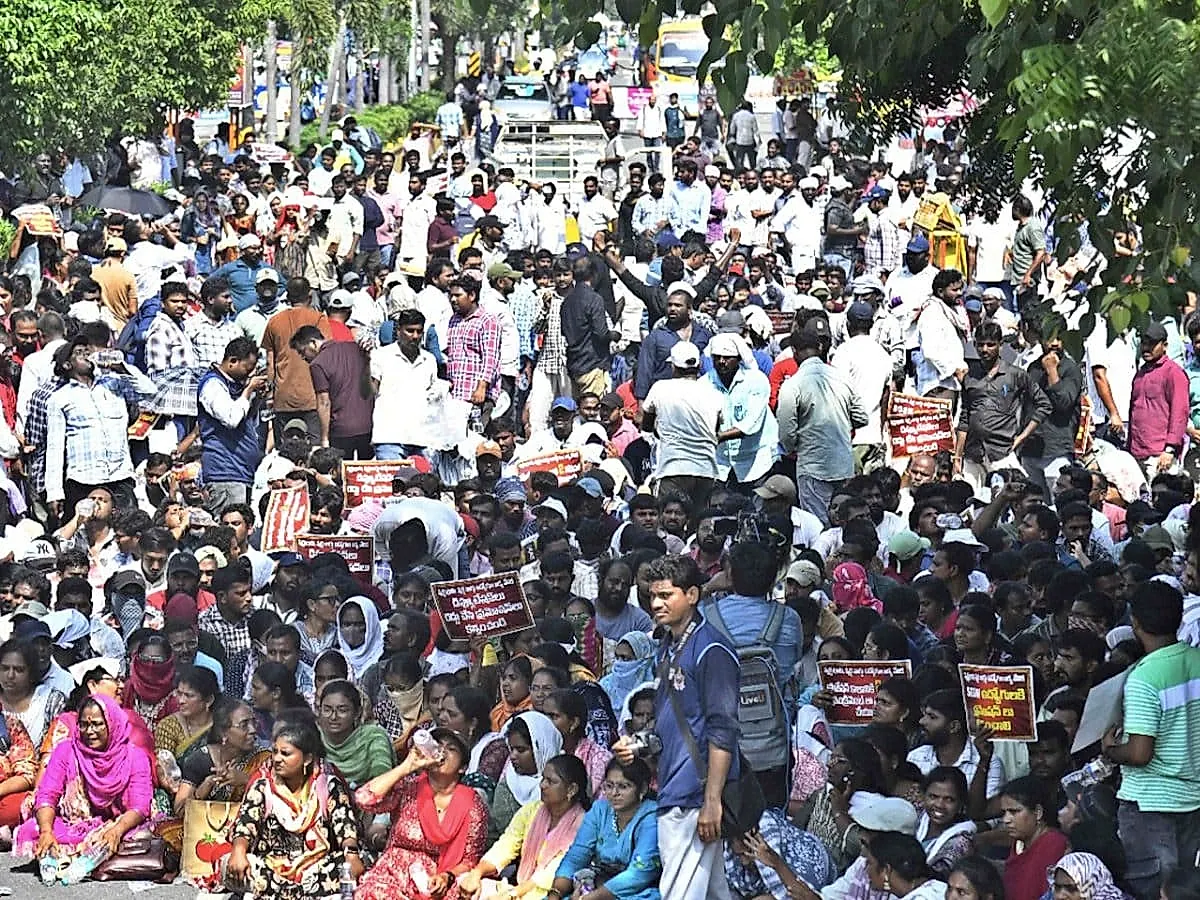 సచివాలయ ఉద్యోగులపై ఏపీ ప్రభుత్వం కఠిన వైఖరి