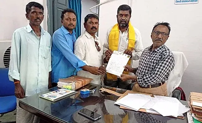 ప్రజల అర్జీల పరిష్కారంలో జాప్యం ఆరోపణలు