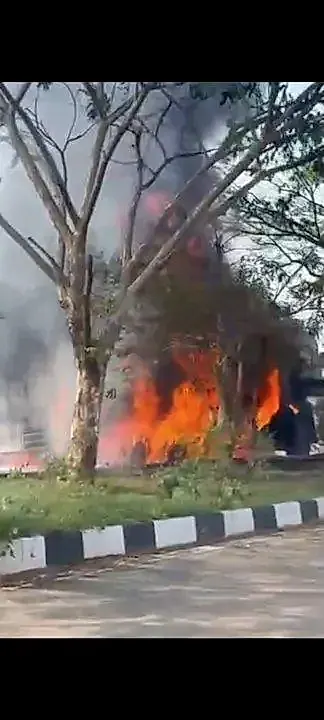 కడప అలంఖాన్‌పల్లి సర్కిల్‌ వద్ద లారీ దగ్ధం