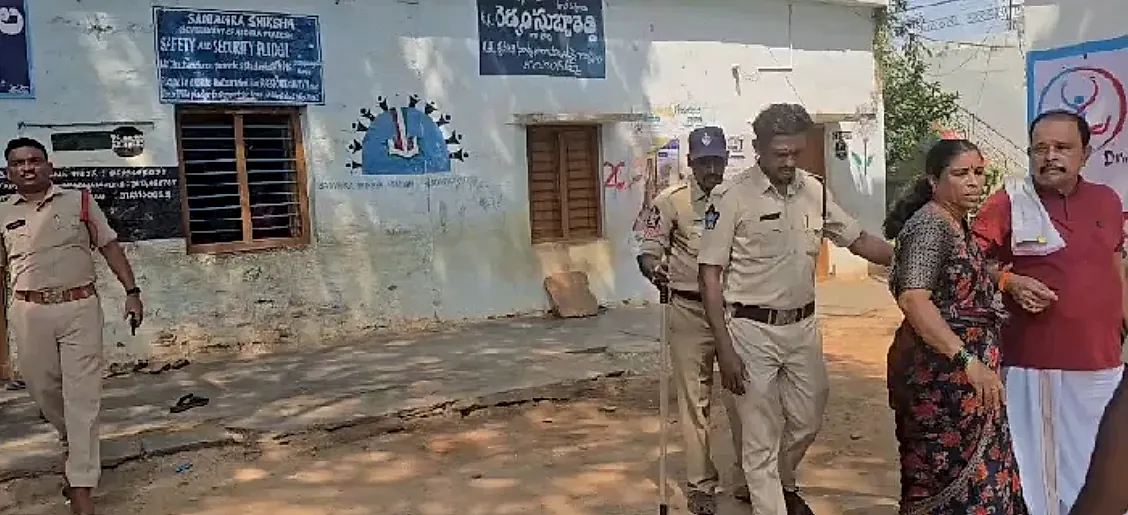 దుంపలగట్టలో వైసీపీ–టీడీపీ ఘర్షణ.. పాఠశాల చైర్మన్‌ ఎన్నిక వాయిదా