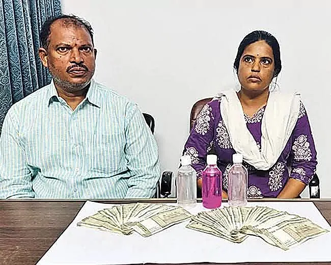 మొయినాబాద్‌లో లంచం కేసు: టౌన్‌ప్లానింగ్ ఇన్‌ఛార్జి, రెవెన్యూ అధికారి ఏసీబీ వలలో