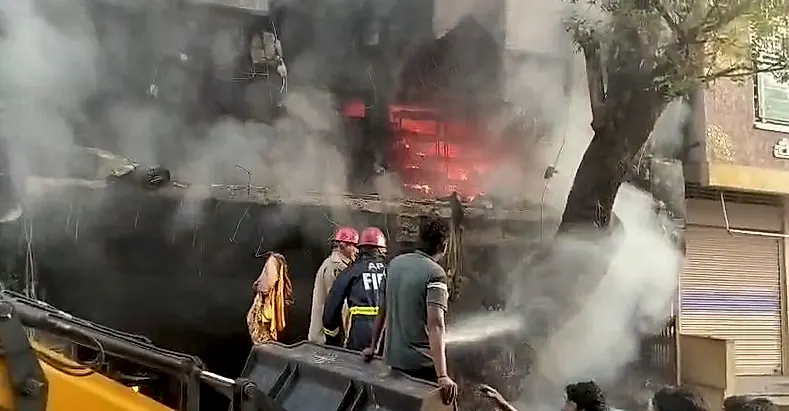 ఆలూరులో వెంకటలక్ష్మీ టెక్ట్స్‌టైల్స్‌లో భారీ అగ్నిప్రమాదం