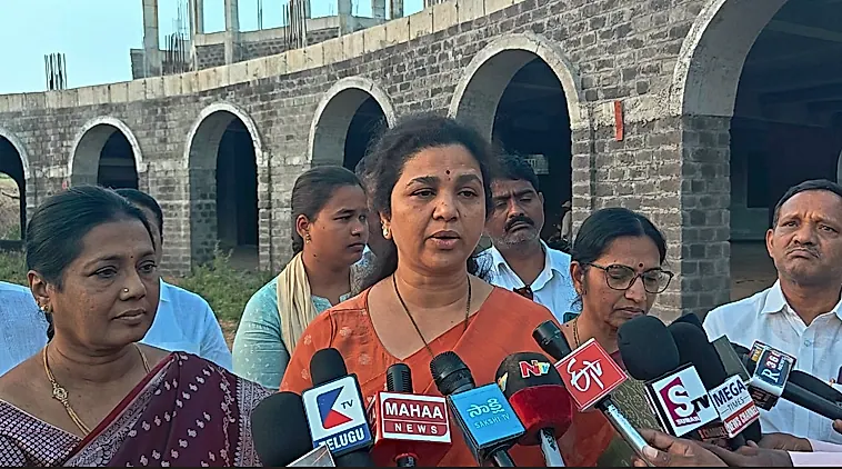 కర్నూలు క్లస్టర్‌ యూనివర్సిటీకి బ్రేక్‌: కూటమి నిర్లక్ష్యంపై బుట్టా రేణుక ఫైర్‌