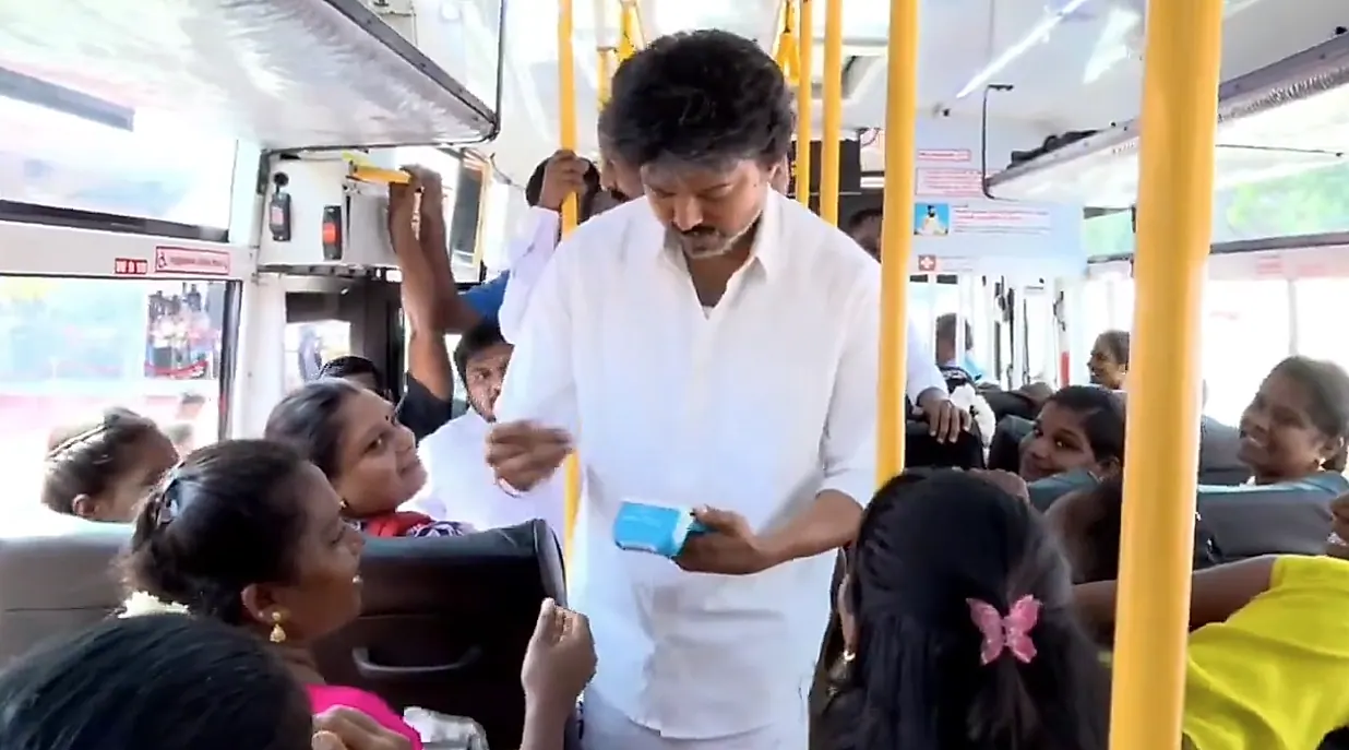 తమిళనాడులో మహిళలకు ఉచిత బస్సు ప్రయాణం ప్రారంభం:కండక్టర్గా సీఎం విజయ్