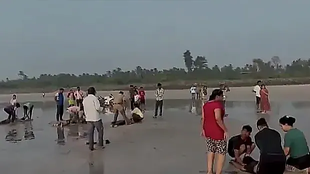 పుణే రాయ్గఢ్ బీచ్ విషాదం: అలల్లో కొట్టుకుపోయి 8 మంది ఇంటర్ విద్యార్థుల మృతి