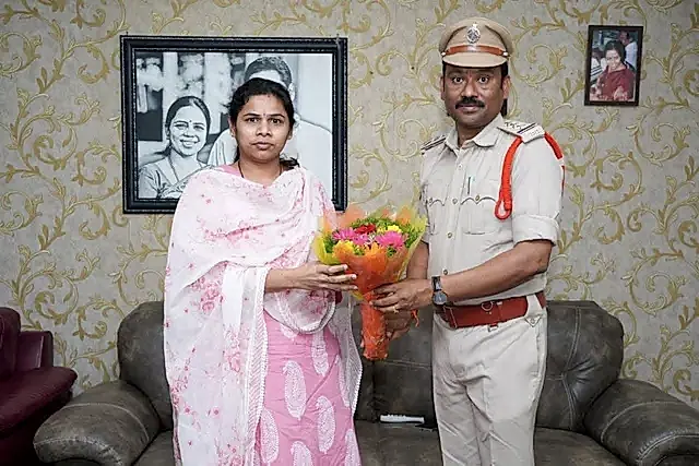 సీఐగా బాధ్యతలు స్వీకరించిన ప్రవీణ్ కుమార్ రెడ్డిని కలిసిన భూమా అఖిలప్రియ