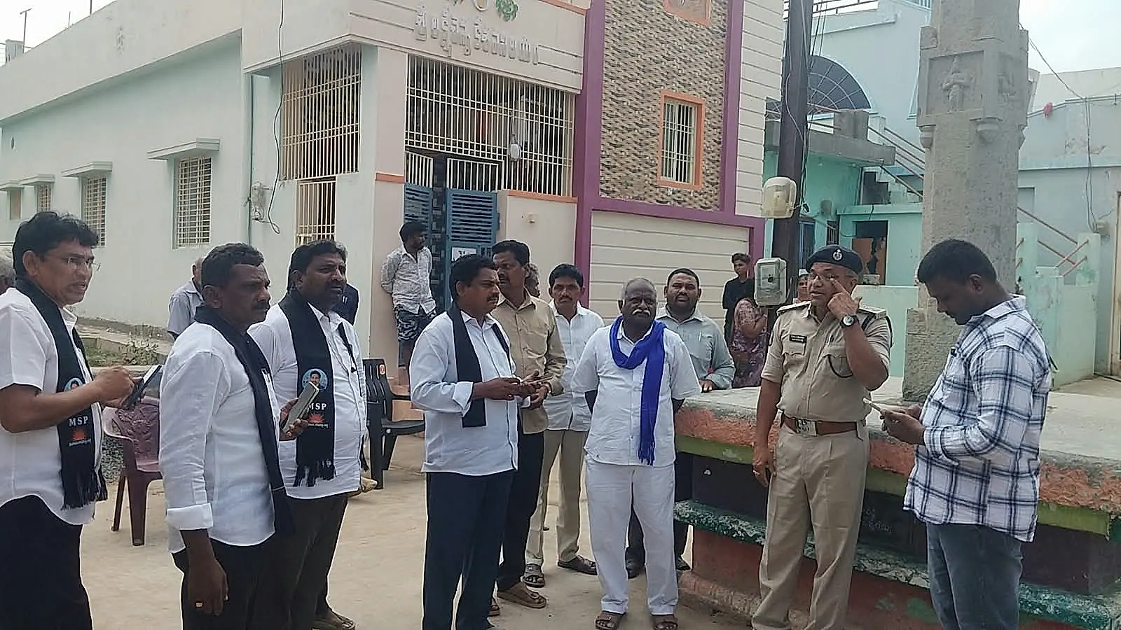 ఎర్రగుడిపాడు ఆలయ ఘటనపై స్పందించిన అధికారులు.. దళితులకు స్వామివారి దర్శనం