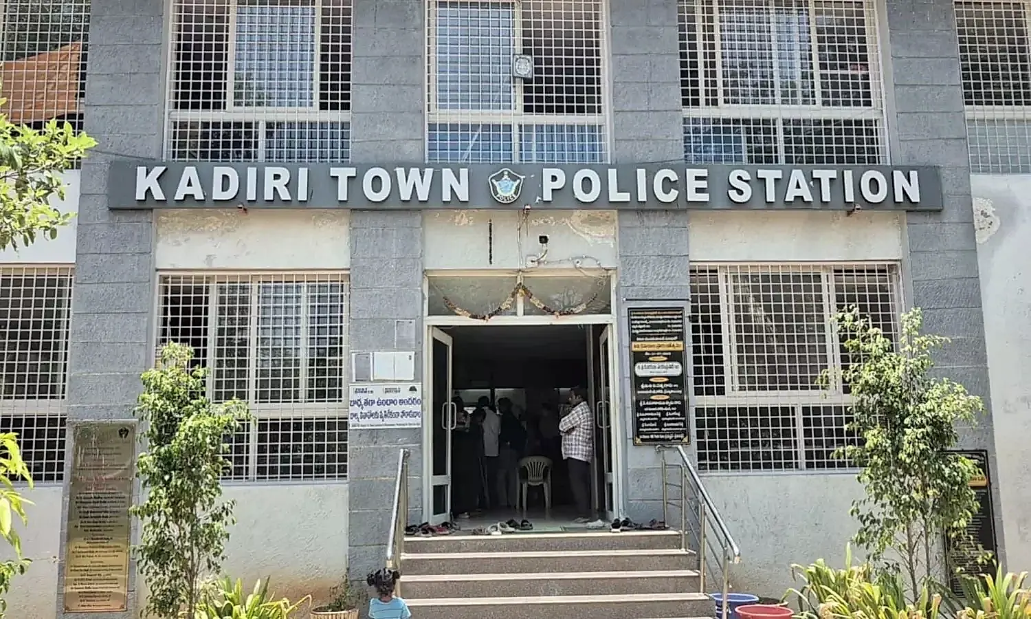 కదిరిలో చీటీల పేరుతో కోట్ల రూపాయల మోసం