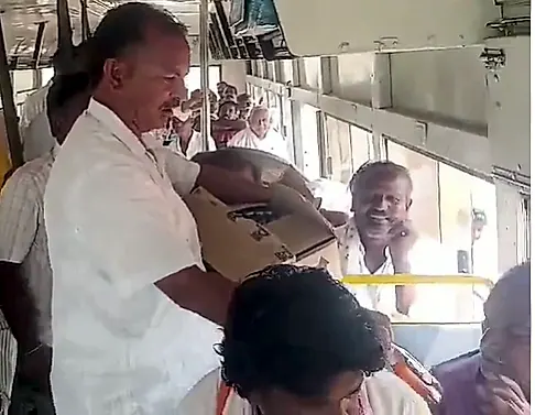 సీఎం చంద్రబాబు ప్రొద్దుటూరు సభకు ఆర్టీసీ బస్సుల్లో మద్యం పంపిణీ