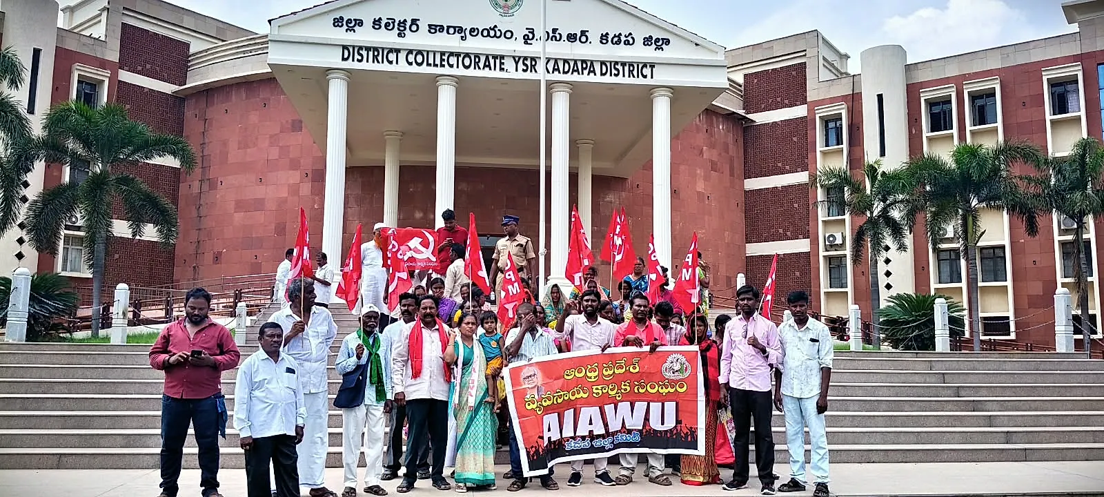 కడప కలెక్టరేట్ ముట్టడి… పేదలకు భూములు ఇవ్వాలంటూ వ్యవసాయ కార్మికుల ధర్నా