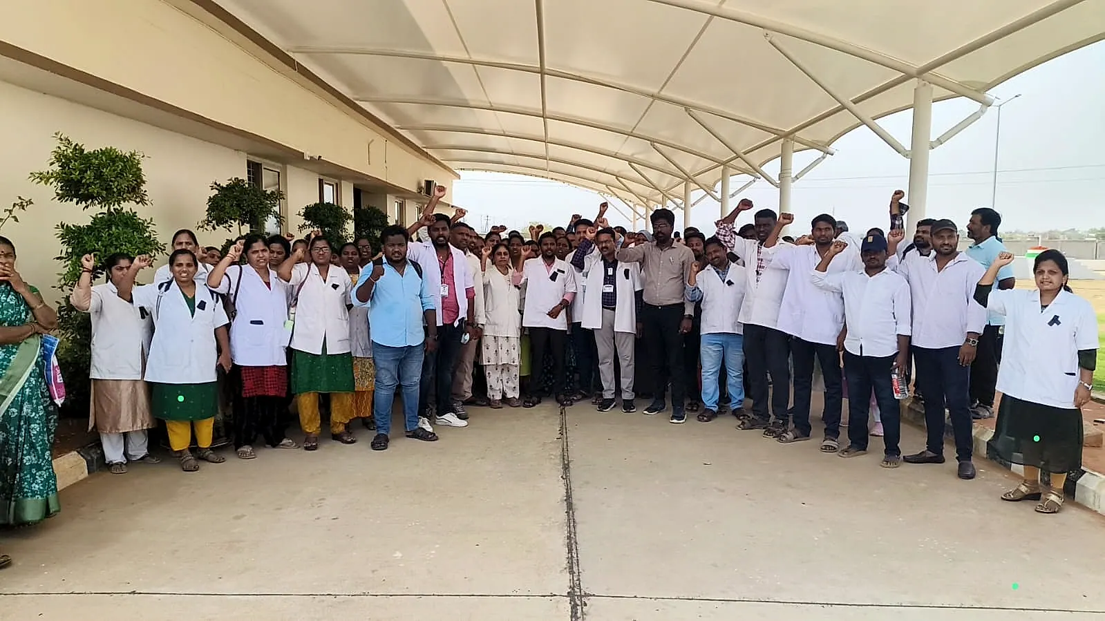 మెడికల్ అండ్ హెల్త్ కాంట్రాక్ట్ ఉద్యోగుల నిరసన