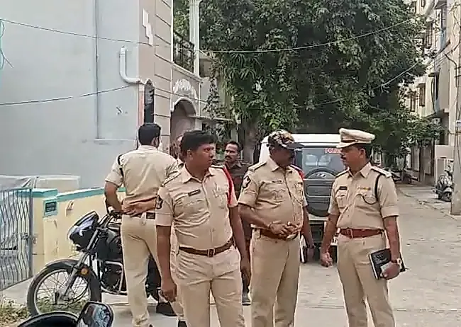 చెవి కమ్మల కోసం వృద్ధురాలిని హత్య చేసిన మనవడు