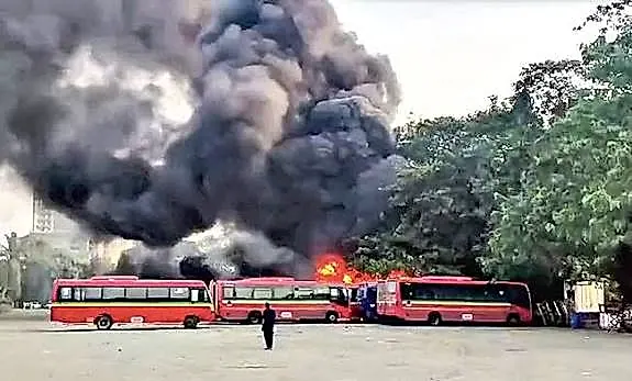 ముంబై సియోన్‌ అనిక్‌ డిపోలో ఎలక్ట్రిక్‌ బస్సులకు అగ్ని ప్రమాదం