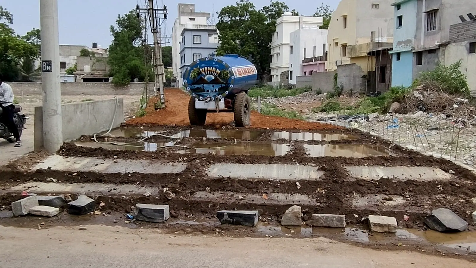 మడూరు కాలువపై నిర్మాణాల వివాదం… మున్సిపల్ కాంట్రాక్టర్లపై ఆరోపణలు