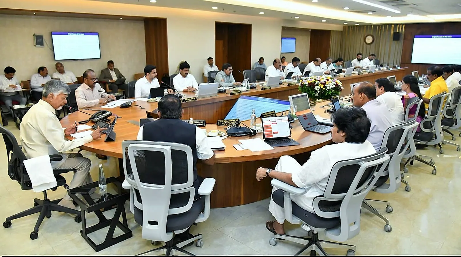 అమరావతి సచివాలయంలో రాష్ట్ర కేబినెట్ సమావేశం