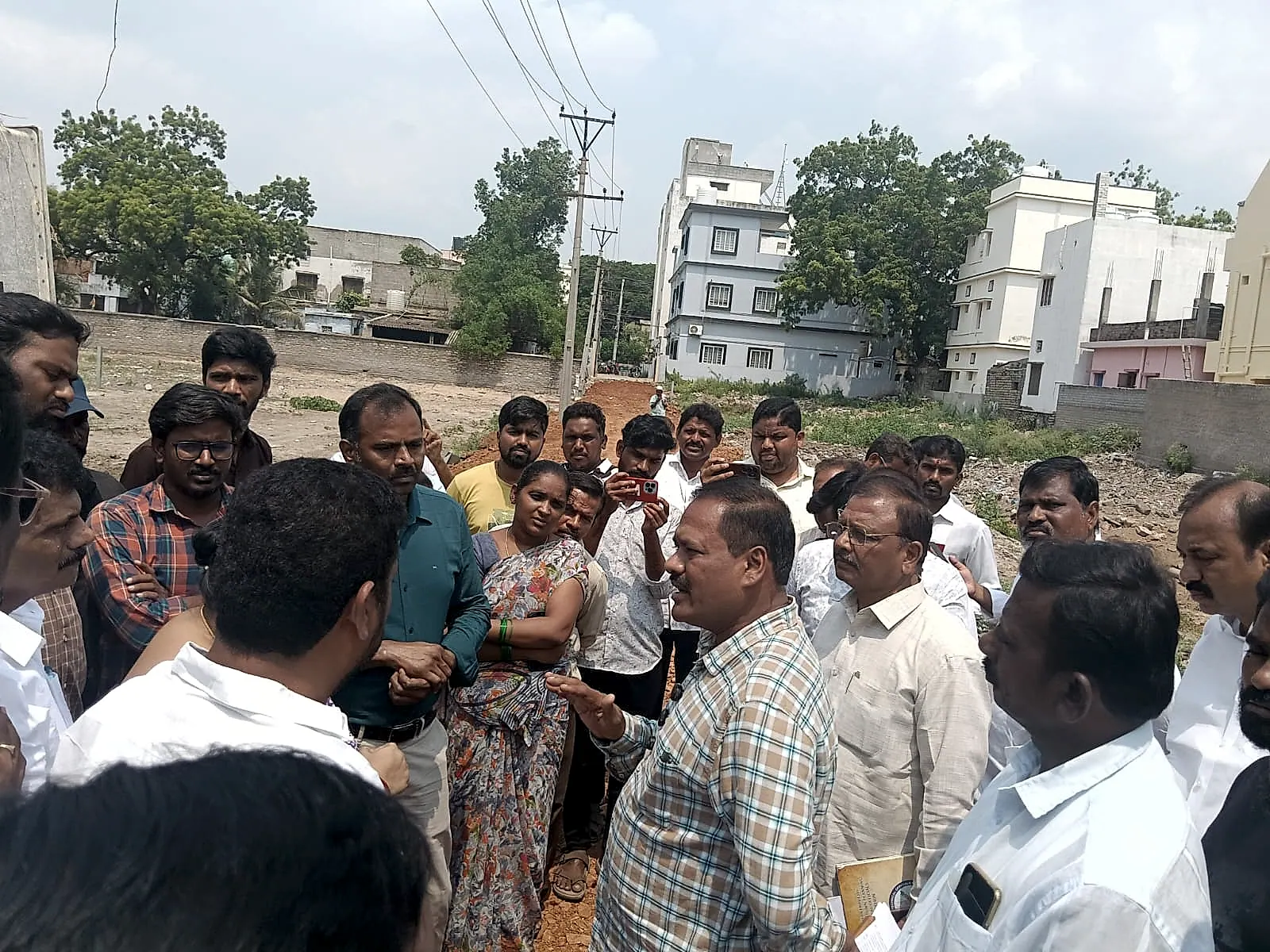 మడూరు కాలువపై అనధికార కల్వర్టు ఆరోపణలు… కమిషనర్ పరిశీలనకు స్థానికుల హర్షం