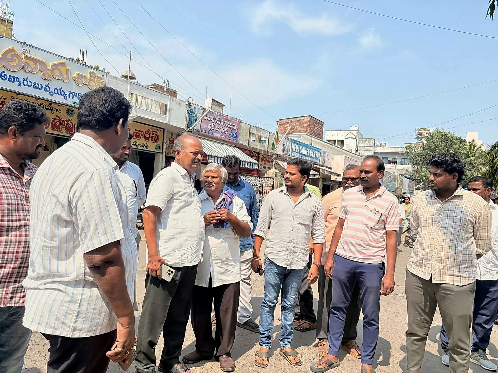 చీరాల ఎంజీసీ మార్కెట్‌లో మాజీ మంత్రి పాలేటి రామారావు సందడి