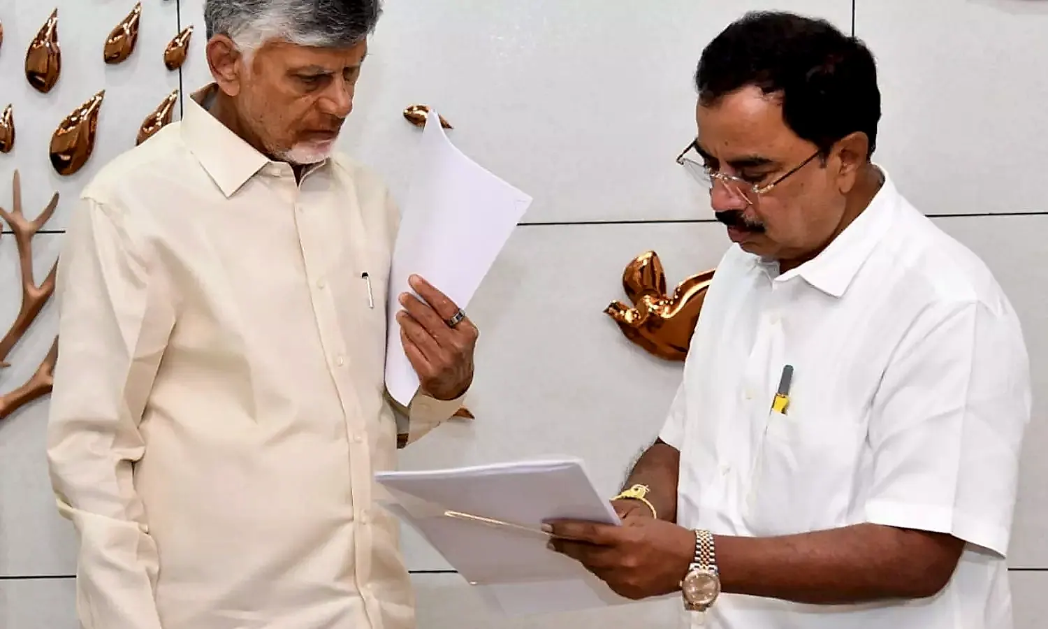 కళ్యాణదుర్గం అభివృద్ధి పనులపై సీఎం చంద్రబాబును కలిసిన ఎమ్మెల్యే  సురేంద్రబాబు