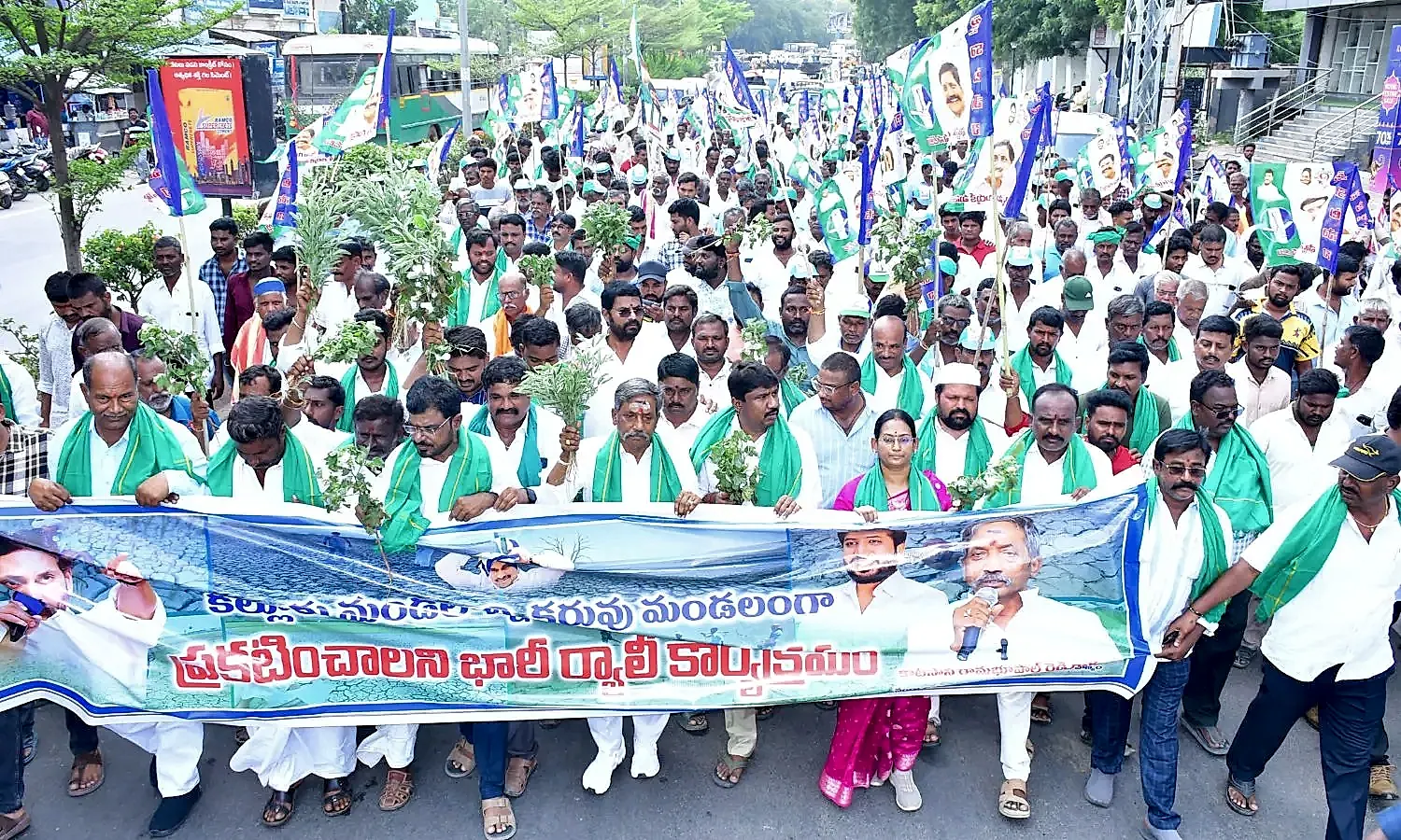 కల్లూరును వెంటనే కరువు మండలంగా ప్రకటించాలంటూ కలెక్టరేట్ వద్ద నిరసన