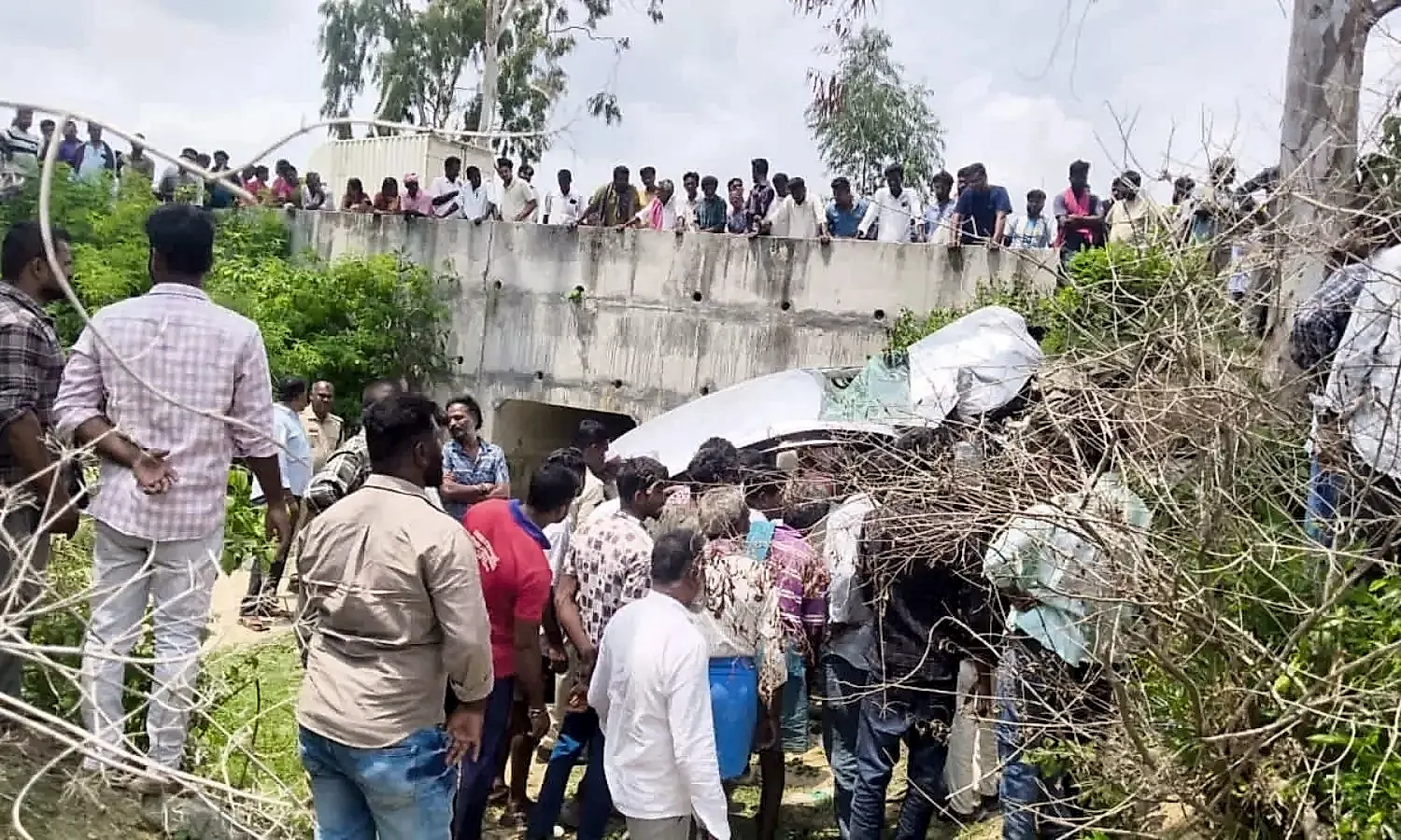 పలమనేరు మండలంలో కారు ప్రమాదం.. డ్రైవర్ మృతి, నలుగురికి గాయాలు