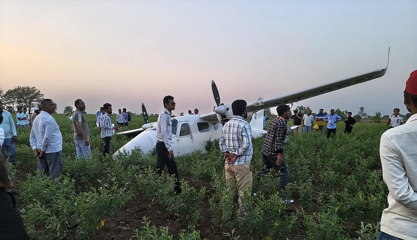 కలబురగి విమానాశ్రయం సమీపంలో ట్రైనర్ విమానం అత్యవసర ల్యాండింగ్