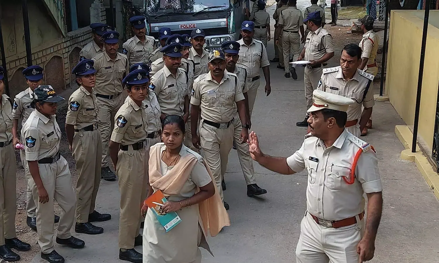 గుంతకల్లు పట్టణంలో అసాంఘిక కార్యకలాపాలపై కఠిన చర్యలు: డీఎస్పీ హెచ్చరిక