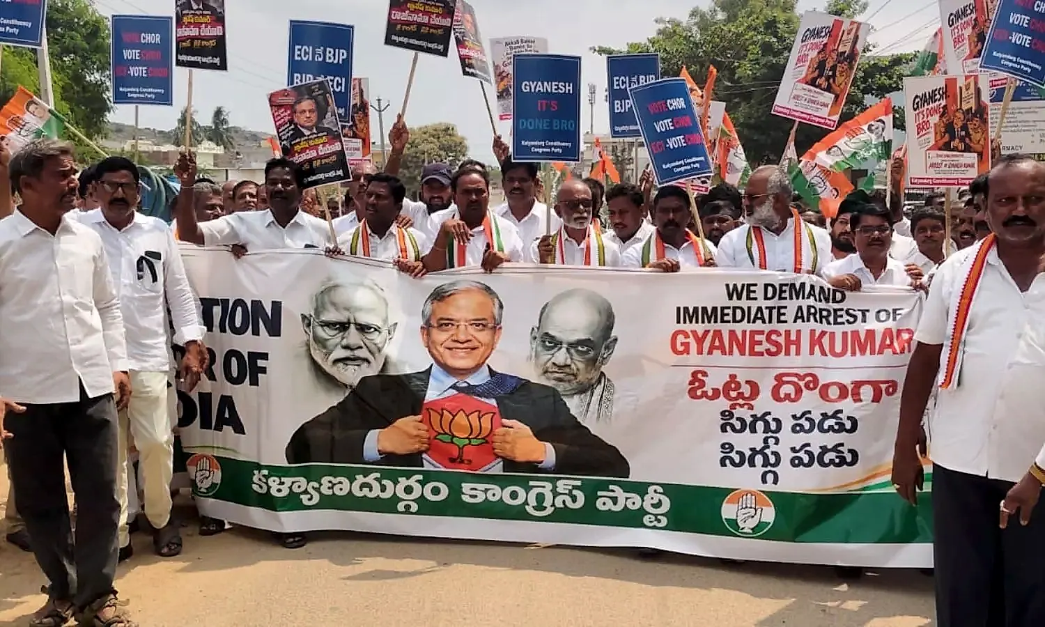 ప్రజాస్వామ్య వ్యవస్థలు బలహీనపడుతున్నాయి: రఘువీరారెడ్డి