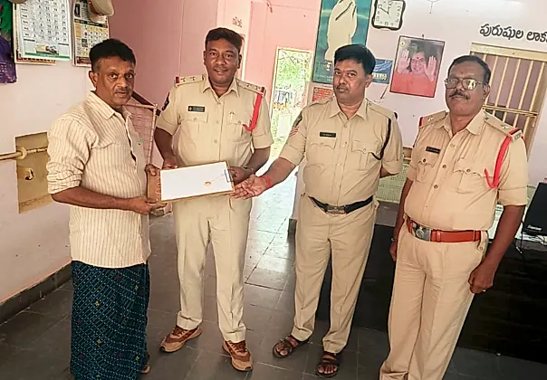 మాటల్లో మభ్యపెట్టి బంగారం దోపిడీ