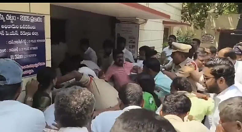 ఆదోనిలో న్యాయవాదుల ఘర్షణతో ఉద్రిక్తత