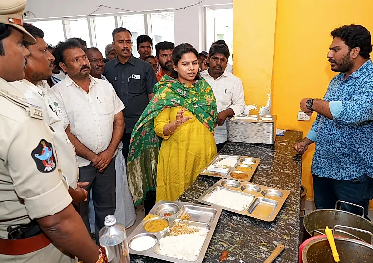 పేదల పొట్ట నింపే అన్న క్యాంటీన్ తనిఖీ: లోపాలు తేలితే కఠిన చర్యలే