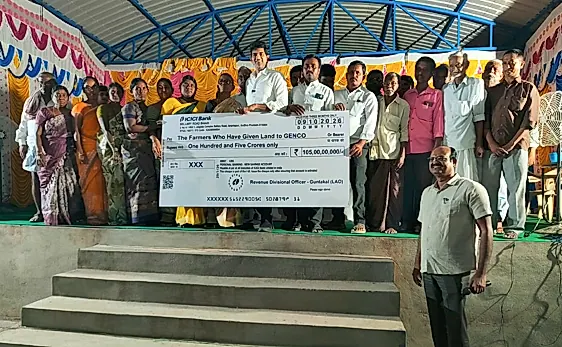 614 మంది రైతులకు 105 కోట్ల పరిహారం చెక్కులు
