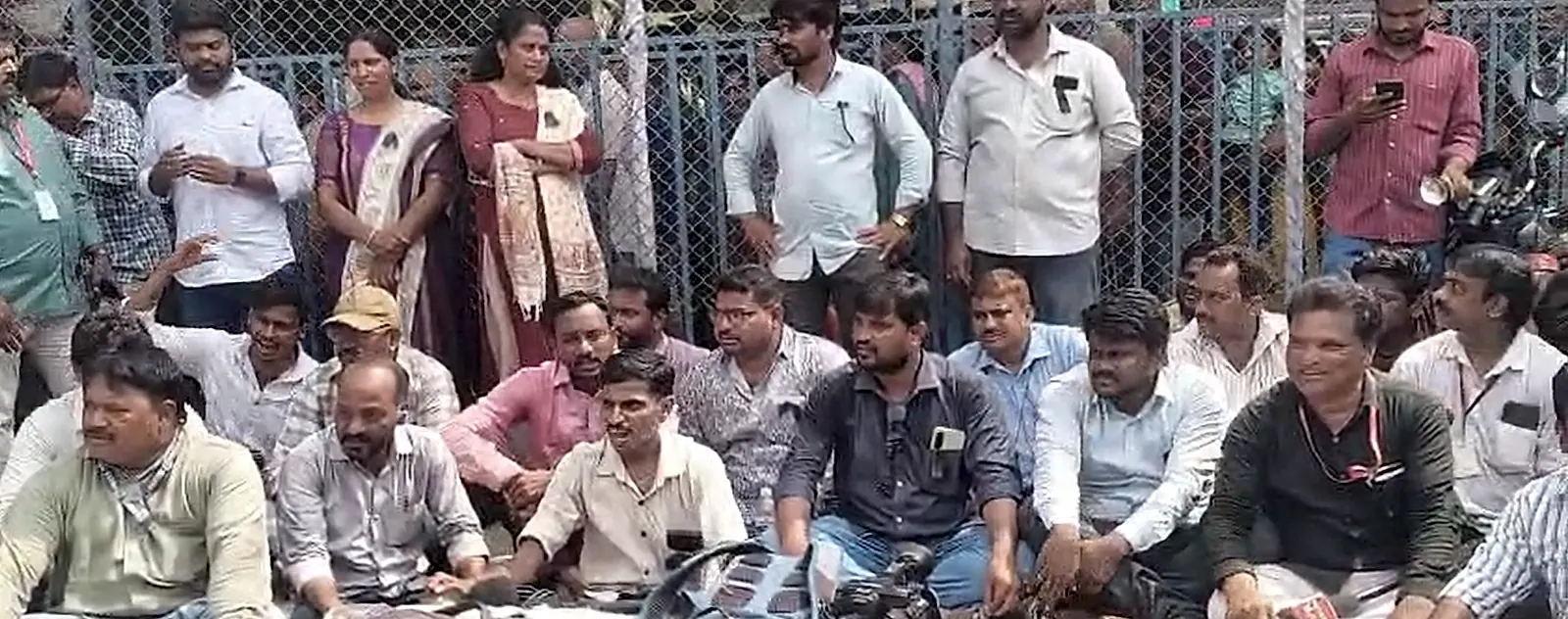 కనకదుర్గమ్మ ఆలయంలో మీడియాపై ఆంక్షలు వివాదాస్పదం