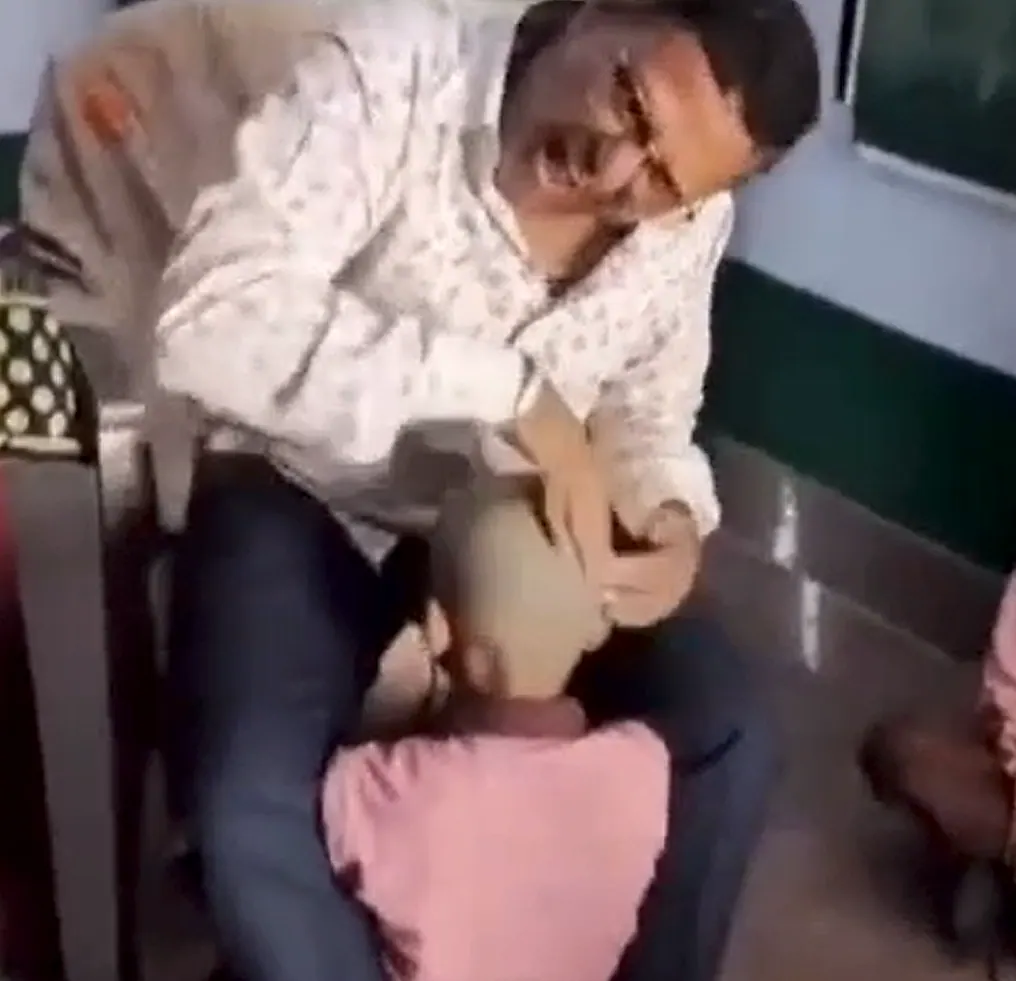 విద్యార్థిపై వెకిలి ప్రవర్తన.. వీడియో వైరల్.. టీచర్ సస్పెండ్