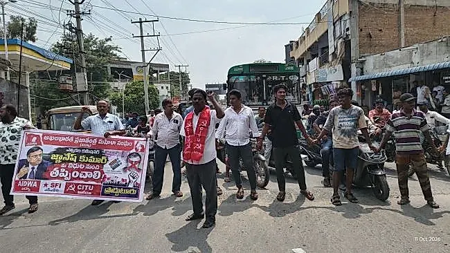 ప్రొద్దుటూరులో సీఐటీయూ రాస్తారోకో– ఎన్నికల కమిషనర్ సస్పెన్షన్ డిమాండ్