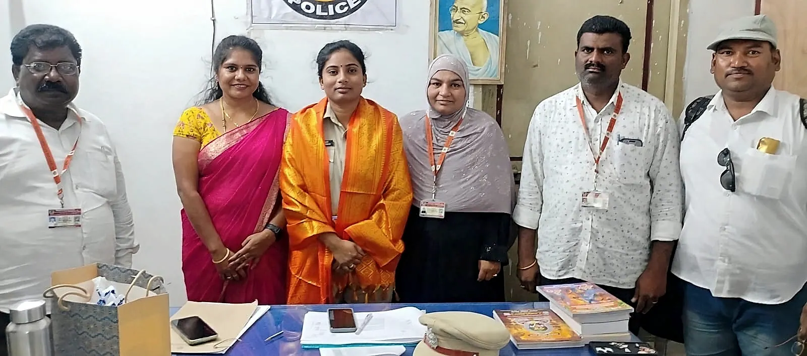 ప్రొద్దుటూరు ఎస్సై నాగకీర్తనను కలిసిన లోకాసమస్త హ్యూమన్ రైట్స్ ప్రతినిధులు