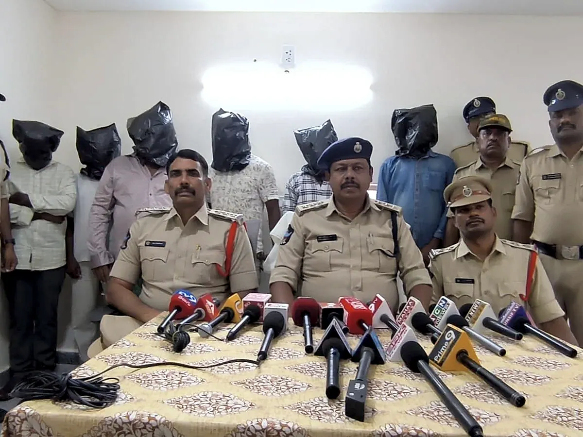 అన్నమయ్య జిల్లాలో ట్రాక్టర్ల దొంగల ముఠా అరెస్ట్‌… 13 ట్రాక్టర్లు స్వాధీనం
