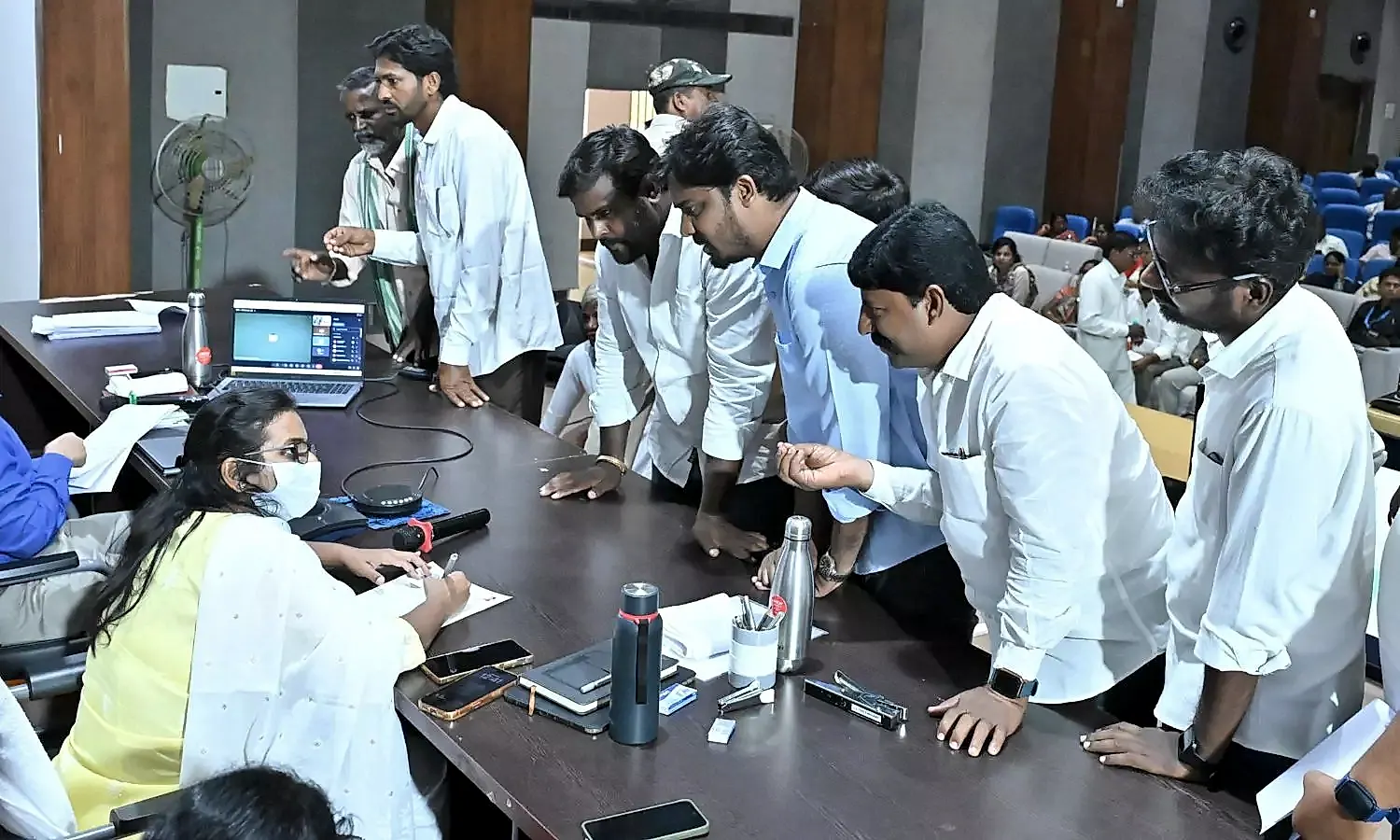 ఎమ్మిగనూరు బనవాసి ఫారంలో విద్యాసౌకర్యాల కోసం గ్రామాల డిమాండ్
