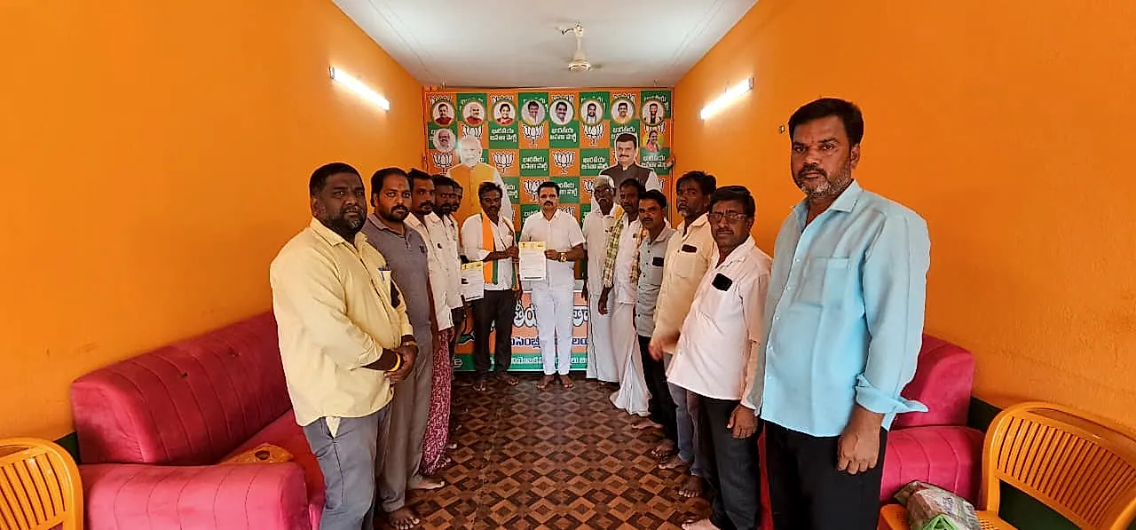 ఎమ్మిగనూరు నియోజకవర్గంలో బాధిత కుటుంబాలకు సీఎం రిలీఫ్ ఫండ్ చెక్కుల పంపిణీ