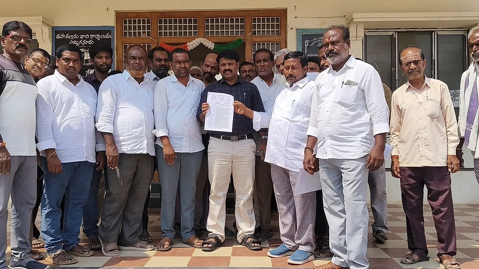 రేషన్ డీలర్ల సమస్యల పరిష్కారానికి తాసిల్దార్‌కు వినతిపత్రం