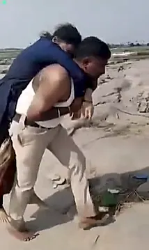 తుంగభద్రలో మృతి చెందిన మహిళ మృతదేహాన్ని కిలోమీటరు పైగా మోసిన కానిస్టేబుల్