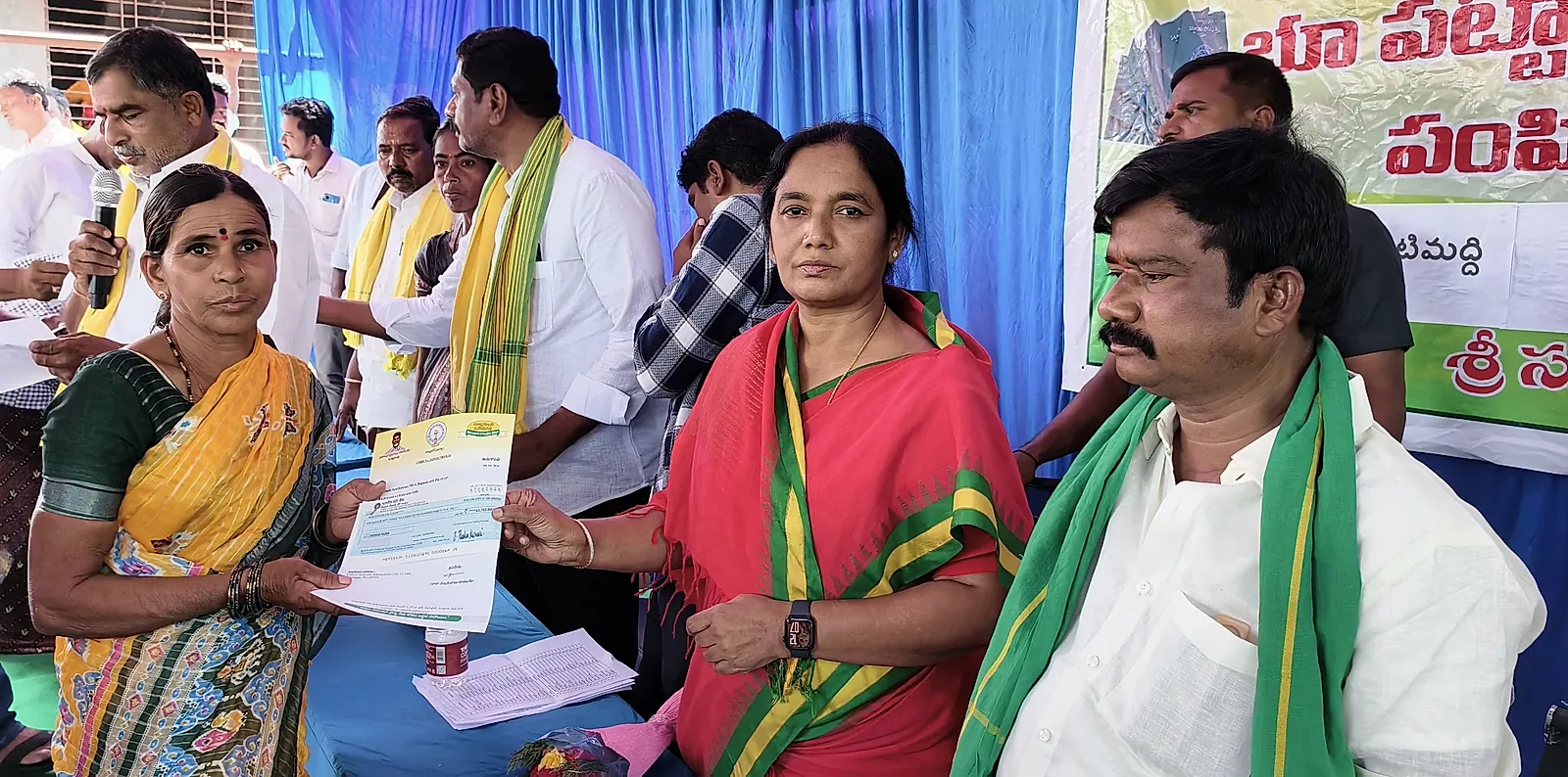 పూజారి కళావతికి సీఎం రిలీఫ్ ఫండ్ చెక్కు పంపిణీ