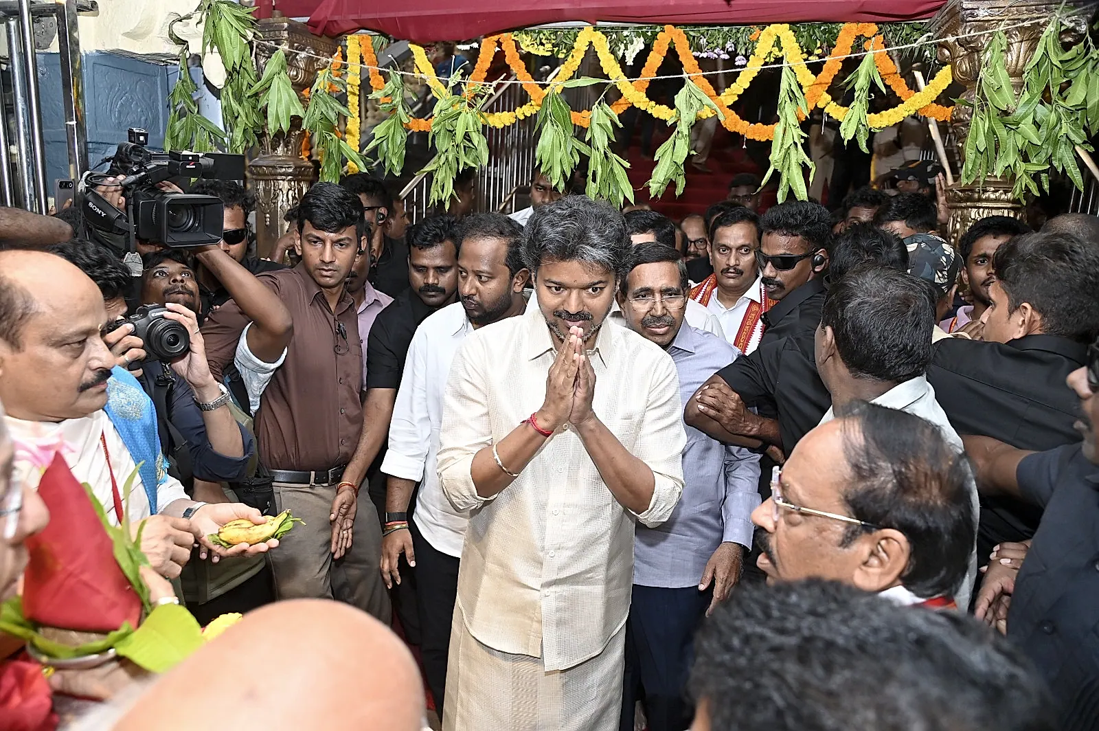 కనకదుర్గమ్మను దర్శించుకున్న తమిళనాడు సీఎం విజయ్