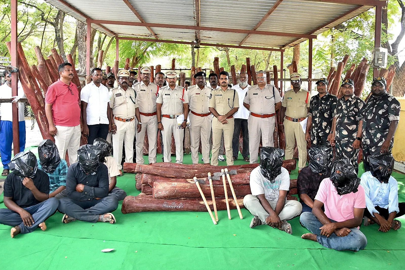 ఎర్రచందనం అక్రమ రవాణా గుట్టురట్టు.. 8 మంది అరెస్ట్